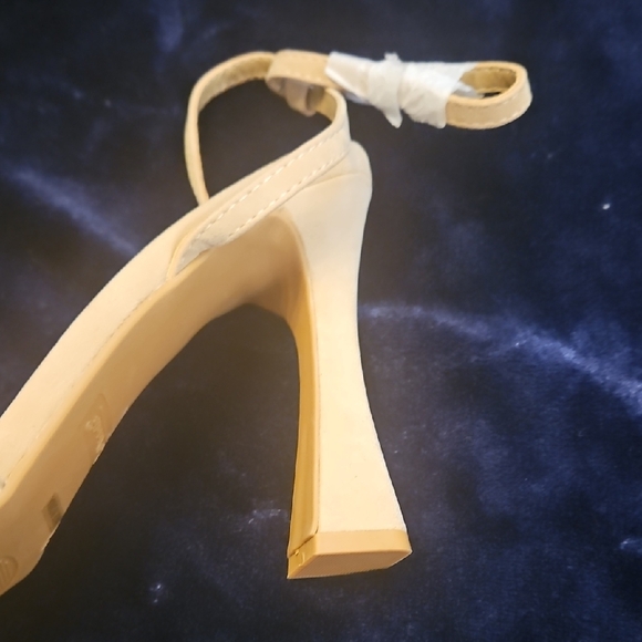Elegant Cream Strappy Heels - Picture 4 of 4